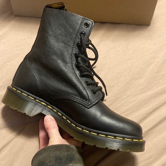 Women’s Dr. Martens 1460 Pascal size 8 - Picture 4 of 9